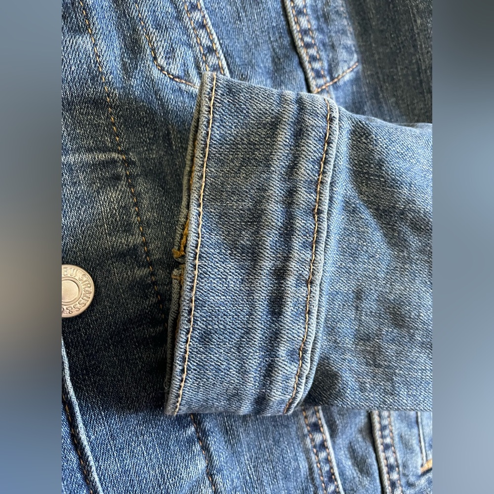 ⭐️Host Pick⭐️ Levi’s Classic Denim Trucker Jacket Slim fit Women’s Small NWOT - Picture 13 of 16